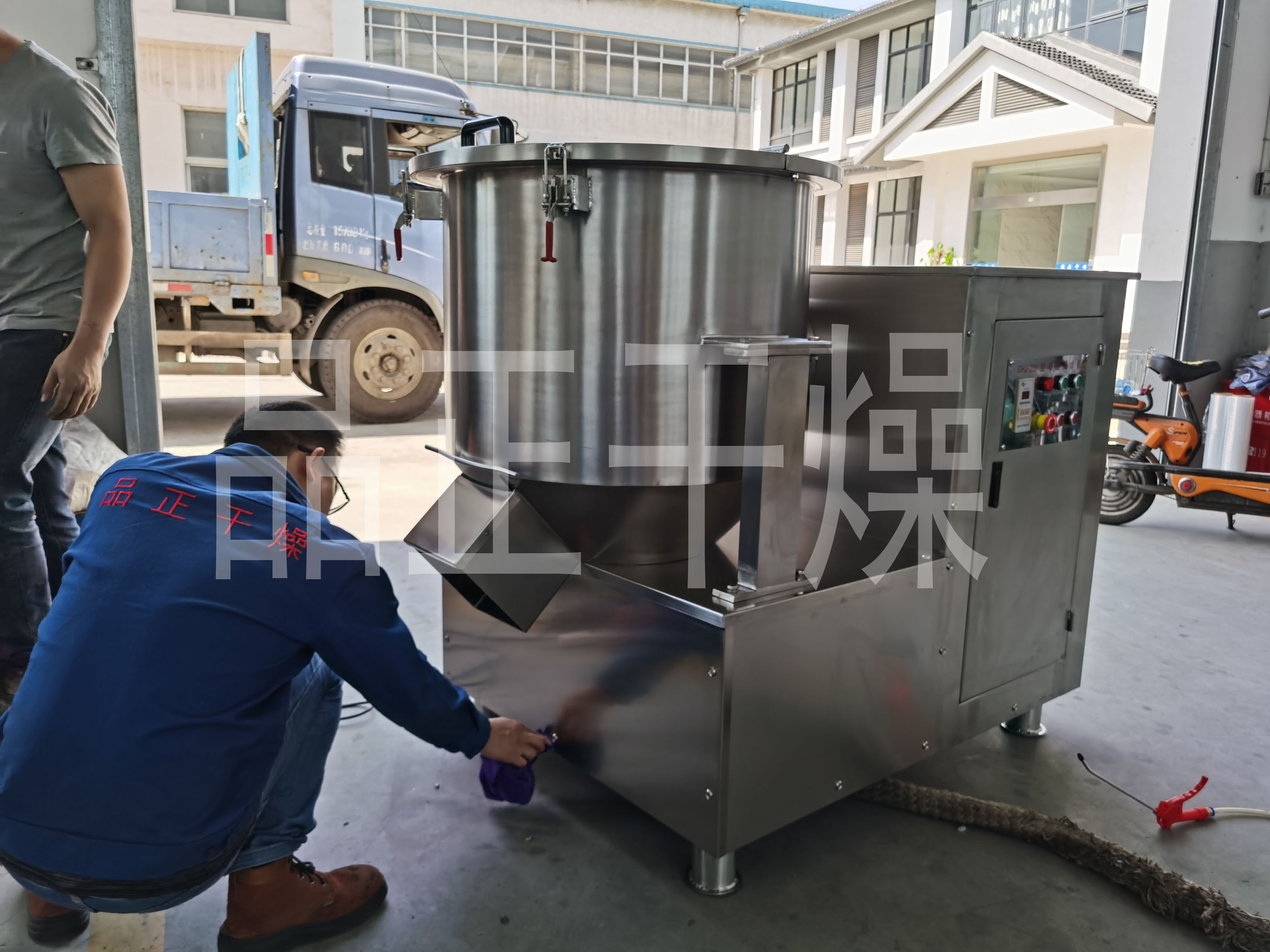 常州品正高速混合機(jī)是目前國(guó)內(nèi)較流行也是效果較好的干料混合和干濕料混合設(shè)備！
